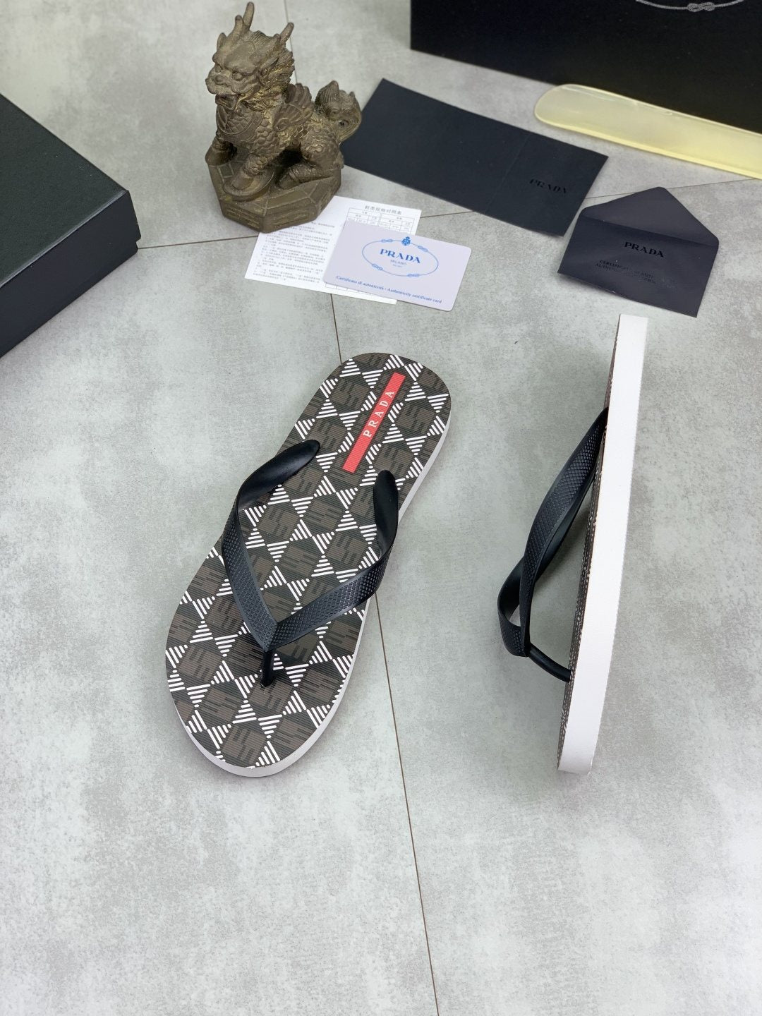 微商相册测试鞋子-Prada Geometric-Pattern Flip-Flops — side