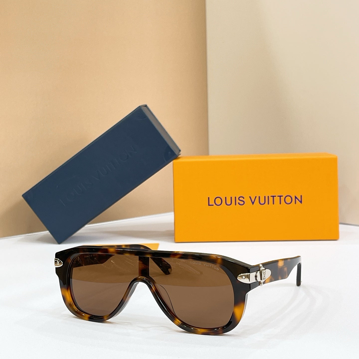 LOUIS VUITTON Sunglasses Z6087U