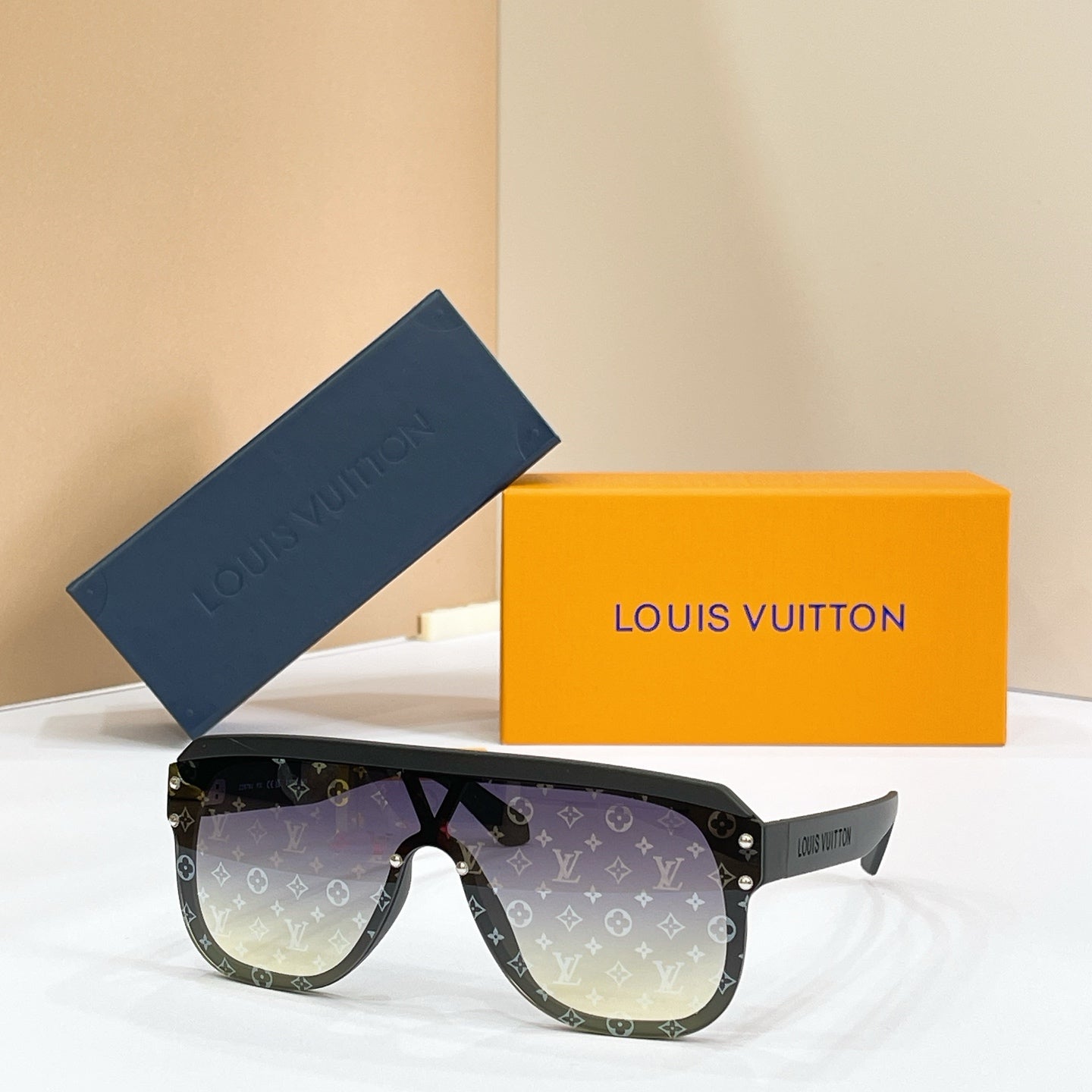 LOUIS VUITTON Sunglasses Z2878U