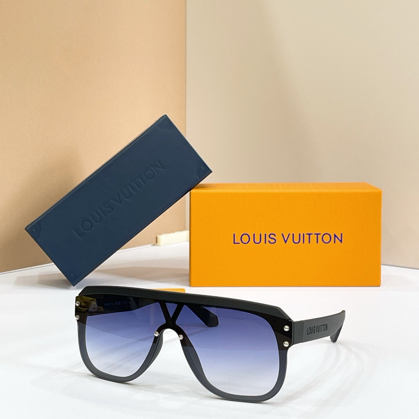 LOUIS VUITTON Sunglasses Z2878U